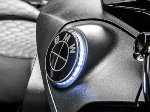 Geïntegreerde LED-knipperlichten en DRL onder de BMW-logo's